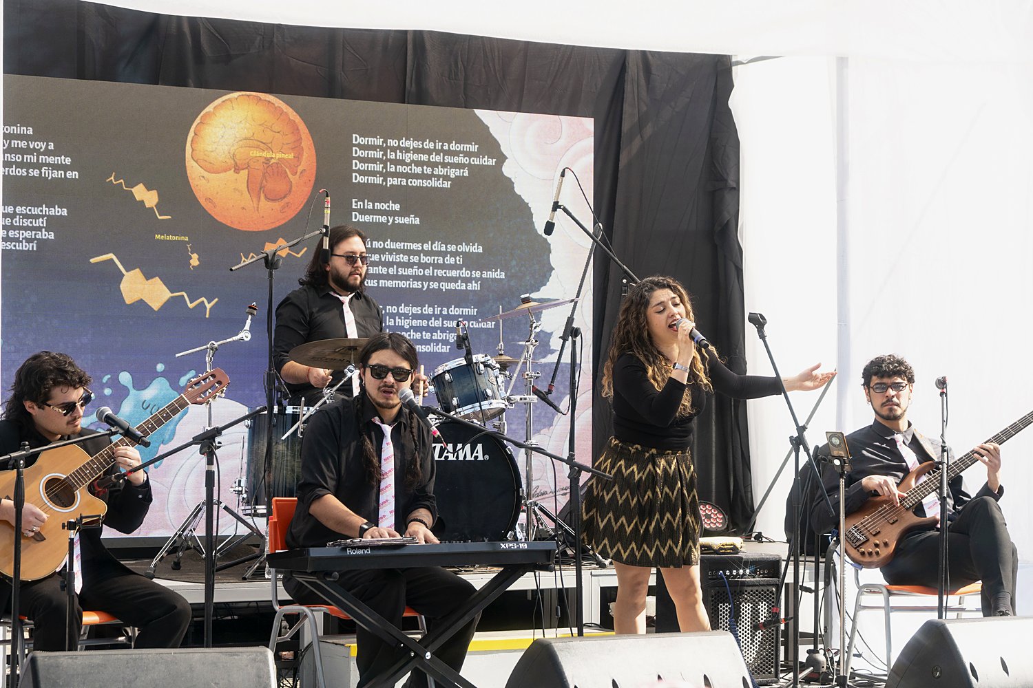 Neurobanda tocando en la NeuroFest 2026