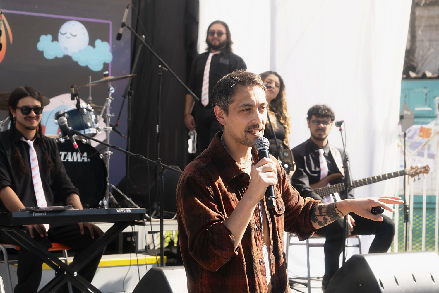 El Dr. Gonzalo Valdivia mediando una de las canciones