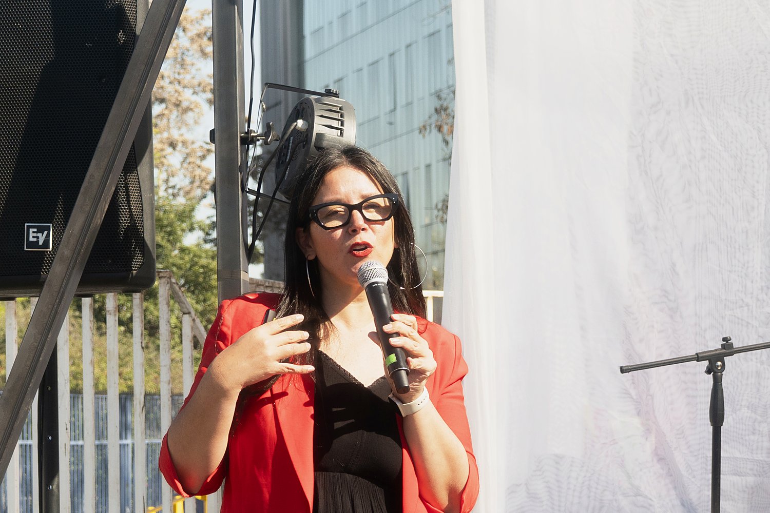 La Dra. Evelyn Cordero mediando una de las canciones
